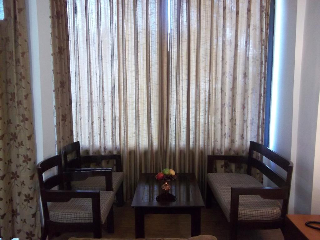 Mohan Palace Dalhousie Room photo