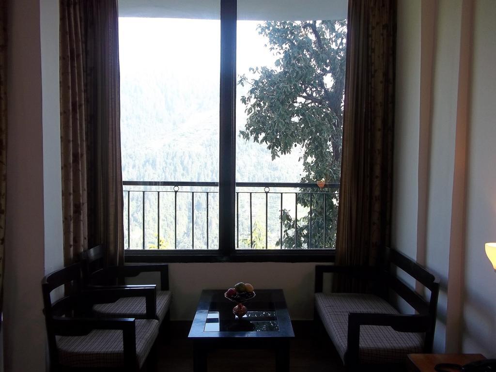 Mohan Palace Dalhousie Room photo